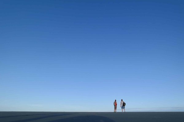 Minimalisme à son meilleur : Optez pour un canapé d'angle en U aux lignes épurées