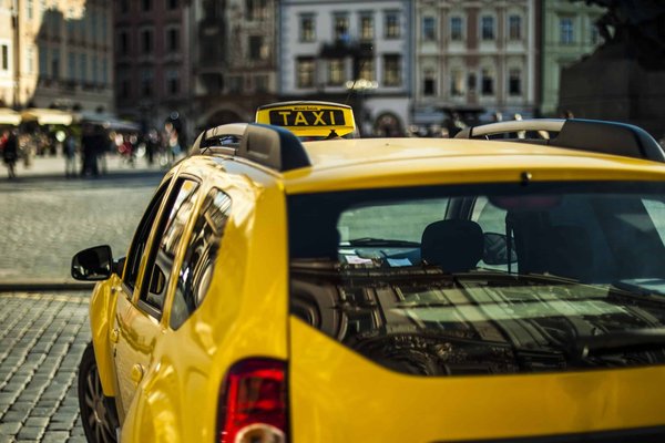 Voyagez autrement à Bordeaux: Comment votre taxi transforme chaque trajet en aventure !