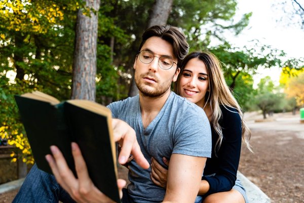 Quel rôle joue la communication non verbale dans l'art de la séduction ?