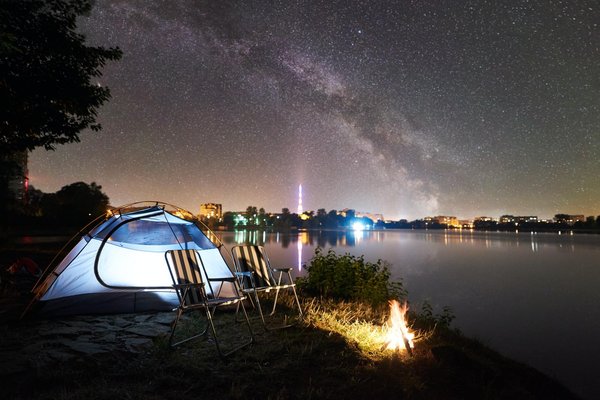 Découverte de la vie nocturne en camping à la montagne