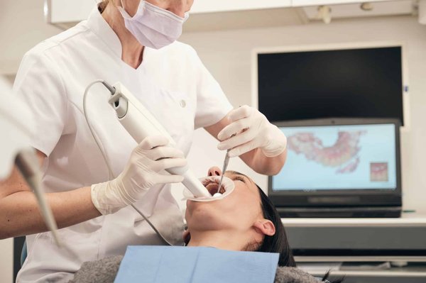 Comment les cliniques dentaires gèrent-elles les dents de sagesse ?